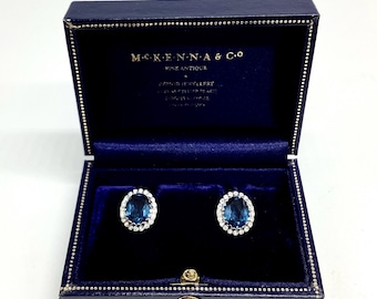 Pendientes de clip Attwood and Sawyer con cristal Swarovski azul zafiro y baño de oro de 22 quilates.