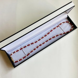 Scatola di presentazione per collana girocollo con perle di semi di vero corallo rosso vintage