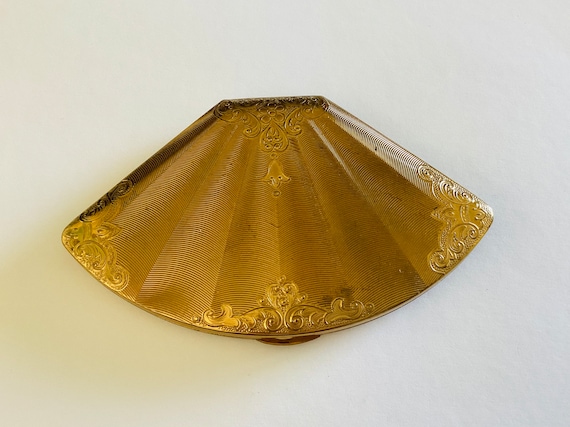 Rare Vintage 1950s Melissa Fan Compact Rococo Design Engine Turned Loose Powder