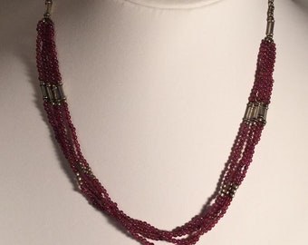 Halsband i vintage-silver med rubinpärlor