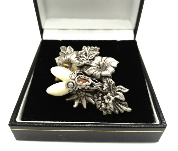 Pretty Edwardian Style Floral Lilly Brooch in Pewter With Ceramic Flower Buds