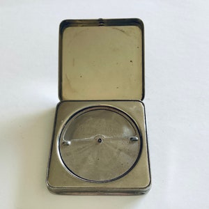 Quadratische Vintage Powder Kompakte Art Deco Maschine Weißmetall gedreht