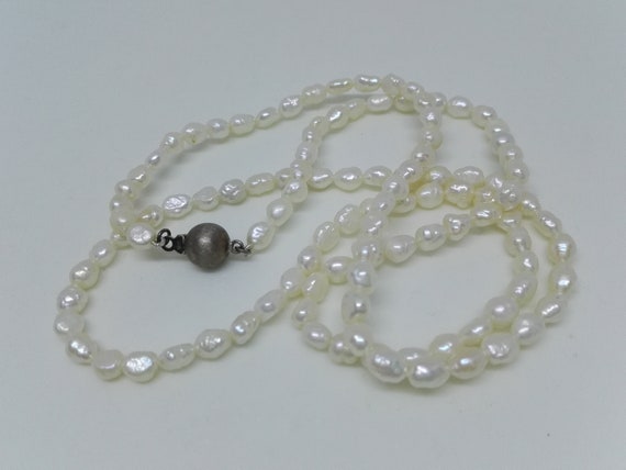 Beautiful Vintage Luminous Freshwater Pearl Single Strand Necklace 925 Sterling Silver Sphere & Fish Hook Clasp. Wedding Jewellery 24 Inches