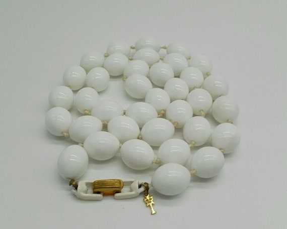 Trifari Oval Milk Glass Bead Necklace 1950's Vint… - image 3