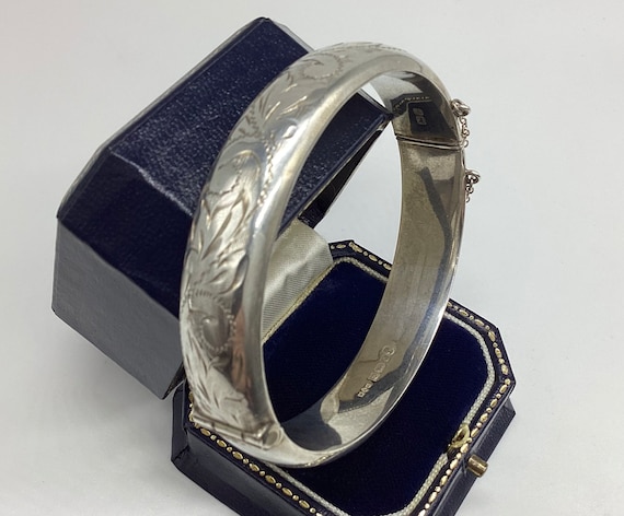 Vintage Fern Engraved Hinged Silver Bangle Hallmark Birmingham 1977 Queens Head Jubilee Celebration Commemoration 19 grams