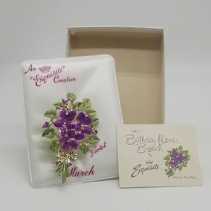 Vintage Original Box ""Exquisite"" Geburtstag Brosche Violett März 1950er Jahre."