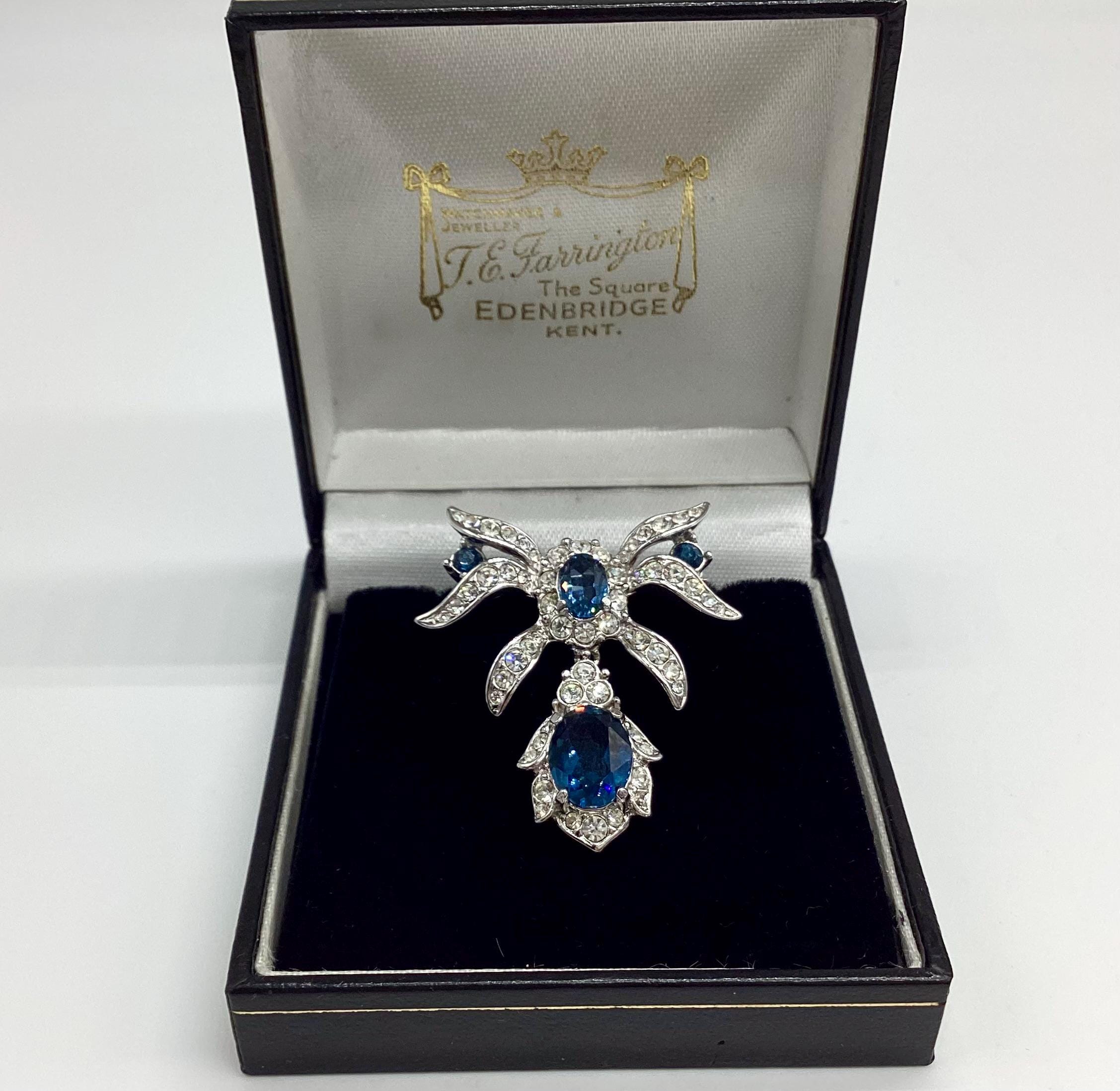 The Attwood Collection ブローチ Attwood and Sawyer Swarovski Crystal Sapphire Bow Drop Brooch
