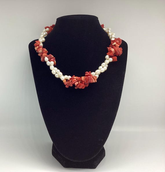 Collier Ancien Années 1950 Avec Perle En Corail Framboise - Longueur 47.5cm, Occasion Bon état