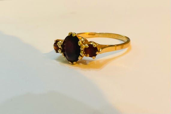 9ct Gold Ring Garnet Trilogy UK Size R 1/2 US Size 8 3/4 Boxed