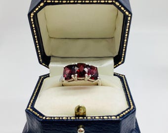 Anillo Trilogía de Granates, Plata 925 maciza, Piedras cuadradas talla rosa (Talla R del Reino Unido / Talla 8.5 de EE. UU.)