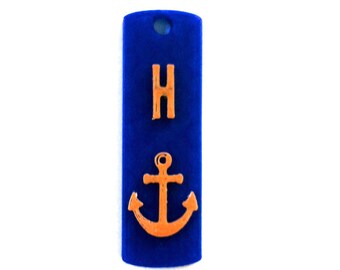 May include: A blue rectangular tag with a white letter "H" and an orange anchor.
