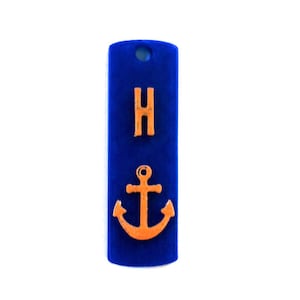 May include: A blue rectangular tag with a white letter "H" and an orange anchor.