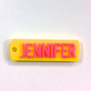 Jennifer personnalisé 3D imprimé rond coin nom porte-clés (porte-clés), cadeaux de faveur, enfants /Teen sac, sac adulte, personnalisé Hot Pink & jaune