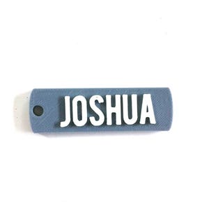 Joshua, CUSTOM 3D imprimé rond coin nom Keychain (porte-clé), cadeaux de faveur, les enfants /Teen sac, les sac adulte, personnalisé, gris & blanc