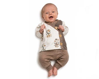 Größe 40-42. Frühchen Set Safari Tiere handmade – Wickeljacke & Pumphose braun beige – Baby Set Frühchen – Handmade Baby Kleidung