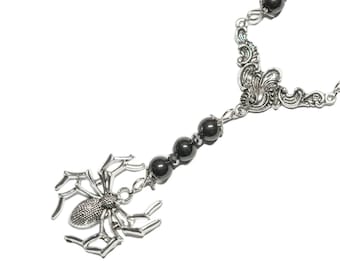 Spinnenkette. Gothic Halskette mit großer Spinne, Ornament und magnetischen Hämatit Steinen. Ein tolles Geschenk für Gothic Fans.