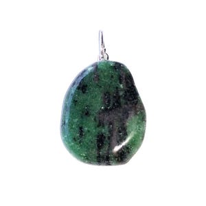 Könnte beinhalten: Ein polierter, unregelmäßiger, getrommelter Edelsteinanhänger mit einer leuchtend grünen Grundfarbe und markanten schwarzen sowie dunkelvioletten Mineraleinschlüssen, befestigt an einer kleinen, schlichten silberfarbenen Metallöse.