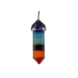 Peut inclure: Un pendentif hexagonal vertical composé de sept segments de pierre empilés dans un dégradé de violet, bleu, bleu clair, vert, noir, orange et rouge, surmonté d'une bélière et d'un capuchon en métal de couleur argentée.