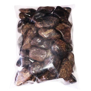 Peut inclure: Un sac en plastique transparent rempli de nombreuses pierres polies et roulées dans des tons brun foncé, bronze et acajou profond. Chaque pierre présente une surface lisse et brillante avec des textures minérales naturelles visibles.