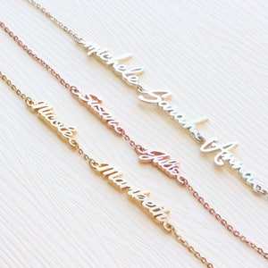 Puede incluir: Tres pulseras de oro, plata y oro rosa con nombres personalizados. Los nombres son "Michelle", "Sarah Anne", "Alyssa" y "Marleeth".