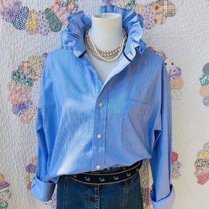 Camisa de manga larga con cuello de volantes y micro rayas azul cielo, estilo clásico reciclado, talla XL.