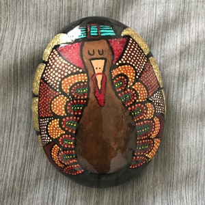 Piedra de pavo pintada a mano, mandala, tema de vacaciones, puntos, pintura cepillada, regalo, acento de mesa imagen 1