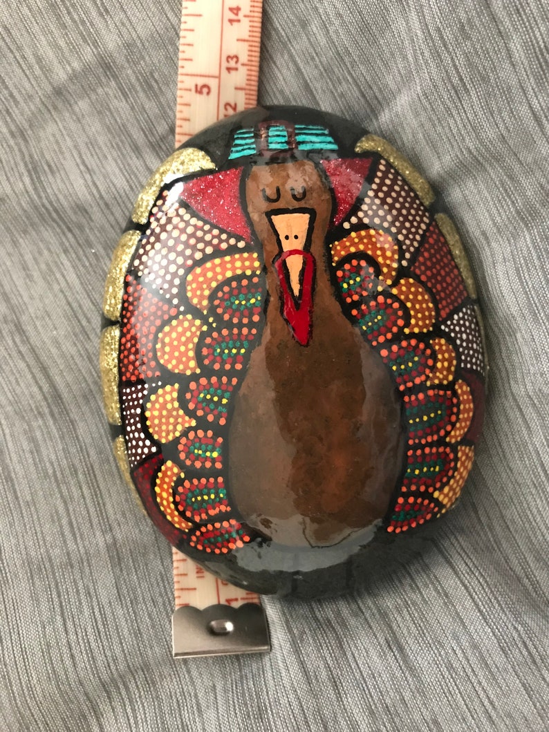 Piedra de pavo pintada a mano, mandala, tema de vacaciones, puntos, pintura cepillada, regalo, acento de mesa imagen 2