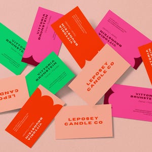 Könnte beinhalten: Eine Sammlung von Visitenkarten in einem rosa, grünen und orangenen Farbschema. Die Karten zeigen den Text "LEPOSEY CANDLE CO" und "VITTORIA BRUNSTEIN" mit dem Titel "Inhaber-Gründerin".