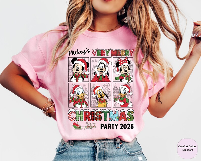 Puede incluir: Camiseta rosa claro con una cuadr&iacute;cula de personajes de Disney con atuendos navide&ntilde;os. La camiseta tiene el texto "Mickey's Very Merry Christmas Party 2025" en una fuente festiva. Tejido Comfort Colors Blossom.