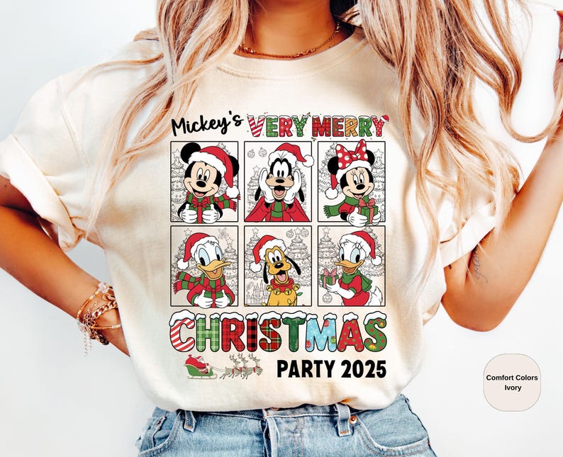 Puede incluir: Camiseta de color marfil con un dise&ntilde;o navide&ntilde;o que presenta a Mickey Mouse, Minnie Mouse, Goofy, Donald Duck y Pluto con gorros y bufandas de Pap&aacute; Noel. El texto dice "Mickey's Very Merry Christmas Party 2025."