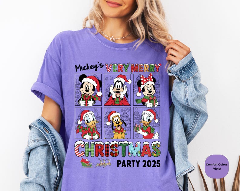 Puede incluir: Camiseta violeta Comfort Colors con un dise&ntilde;o festivo. Presenta a Mickey Mouse, Goofy y Minnie Mouse con gorros de Pap&aacute; Noel. El texto dice "Mickey's Very Merry Christmas Party 2025". El dise&ntilde;o incluye &aacute;rboles de Navidad y cajas de regalo.