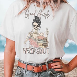 ダークロマンスコーヒー、グッドガールズリードスマット、レディースグラフィックTシャツ、ゴシックフローラルスカルソフトスタイルTシャツ、ブックイッシュブックラバー、スパイシースマット