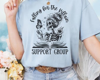 Comfort Colors Falling for the Villain Support Group Tシャツ、ユニセックスコットンシャツ、面白いグラフィックTシャツ、ハロウィンギフト、読書好き