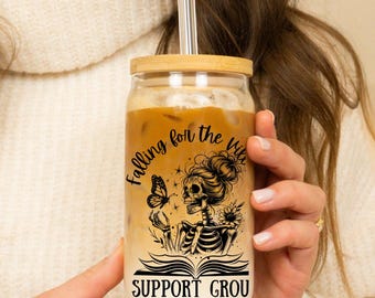 Tazza di vetro "Innamorarsi del cattivo" del gruppo di supporto / Bicchiere da libro "Dark Romance" / Caffè freddo "Skeleton Goth" con coperchio in bambù e cannuccia