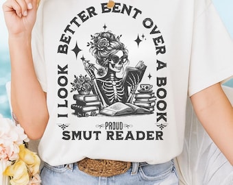 Maglietta Comfort Colors Look Better Bent Over a Book / Maglietta Smut Reader / Maglietta Dark Romance Skeleton / Regalo per amanti dei libri / Merch Spicy Book Lover