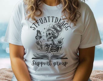 STFUATTDLAGG サポートグループ Tシャツ | ダークロマンス ブックティッシュ Tシャツ | スケルトン 美学 読書愛好家ギフト | ゴスファンタジー リーダーシャツ
