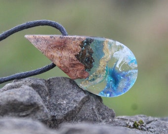 Houten harshangerketting: wortelnotenhout, aurorablauwe epoxy