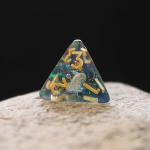 Resin Dice D4 rpg Sea D&D Playing Foursided Tetrahedral dice Ocean Shell Moss Stones Pathfinder Roleplaying Game/Single D4 dice