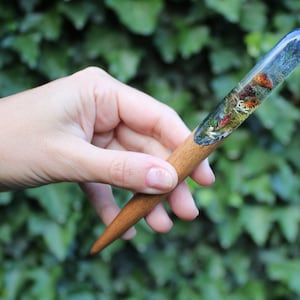 Pilz Haarstab aus Holz Echt Farn Grün Moos Holz Kunstharz Terrarium Haarforke Haarhalter Wald Hexe Wald Fee Geschenk für sie