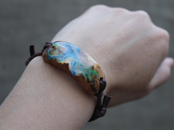 Arwen Wood Style Resin Bangle with Gold Details and Antique Finish -  Treasure Jewelry