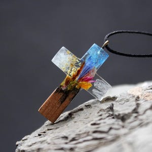 Collar con cruz de madera y resina con colgante de flores naturales para hombre y mujer. Collar de madera ajustable. Joyería religiosa para ella y para él.