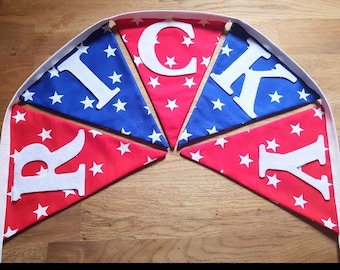 Guirnalda de tela personalizada con estrellas rojas y azules para habitación de niños.