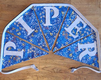 Guirnalda de tela personalizada con diseño de abejas azules, hecha a mano, para habitación de niña
