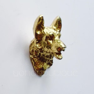 Op de afbeelding: Een gouden metalen sculptuur van een Duitse herdershond.