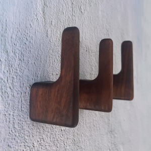 Gancio da parete in legno di noce: appendiabiti/portachiavi in ottone QHK007