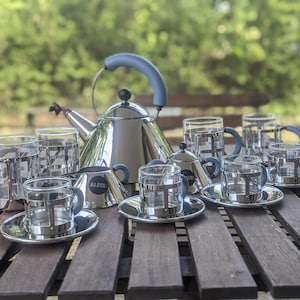 Juego de té y café vintage Alessi Michael Graves azul: hervidor, azucarero, jarro para la leche, tazas y platillos.