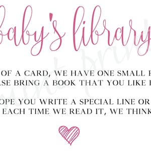以下が含まれることがあります： ピンクと白の印刷可能なサインで、テキスト「baby's library」が筆記体で書かれています。サインには、「カードの代わりに、小さなお願いがあります。お気に入りの本を持ってきてください。私たちが読むたびにあなたを思い出すように、特別な行を1行か2行書いてください！」と書かれています。