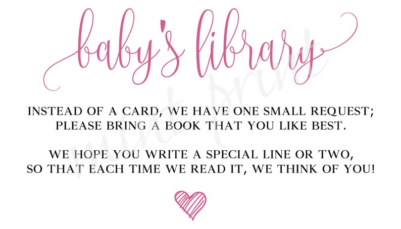 以下が含まれることがあります： ピンクと白の印刷可能なサインで、テキスト「baby's library」が筆記体で書かれています。サインには、「カードの代わりに、小さなお願いがあります。お気に入りの本を持ってきてください。私たちが読むたびにあなたを思い出すように、特別な行を1行か2行書いてください！」と書かれています。