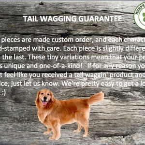 Puede incluir: Un perro golden retriever sobre un fondo de madera. La imagen incluye el texto "Tail Wagging Guarantee" y "Murphy and Max". El texto describe etiquetas para mascotas personalizadas y estampadas a mano.