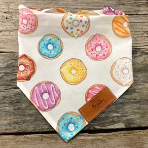 Pañuelo para perro, Donas glaseadas blancas, pasteles variados, pañuelo personalizado de cuero con etiqueta para atar, pañuelo bohemio para perro, pañuelo unisex para perro